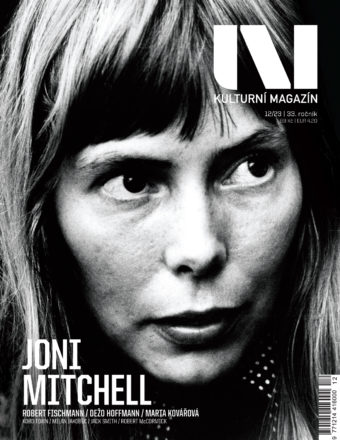 Rozsáhlým titulním materiálem si poslední UNI roku 2023 připomíná osmdesáté narozeniny jedné z nejoriginálnějších zpěvaček a skladatelek Joni Mitchell. Portrétním rozhovorem představujeme českého jazzového hudebníka a skladatele Roberta Fischmanna a rozsáhlou studií seznamujeme čtenáře s Dežem Hoffmanem, fotografem slovenského původu, který se etabloval ve velkém světě hudby a portrétoval Beatles, Franka Sinatru, Jimiho Hendrixe a mnoho dalších slavných muzikantů. Přinášíme také bizarní příběh Roberta Macka McCormicka, původce největší sbírky terénních nahrávek texaského blues a další lidové hudby, se kterou se svět seznamuje až nyní, několik let po jeho smrti.